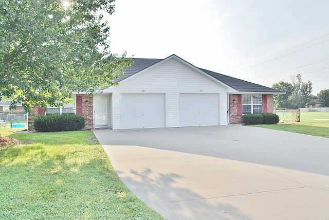 1st image of 105 NW Parker Dr #7
