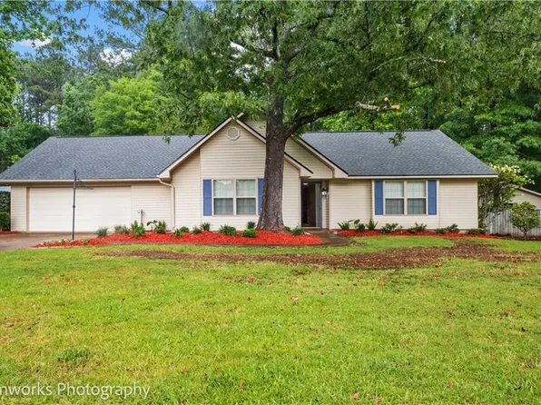 111 Country Club Dr, Pineville, LA 71360