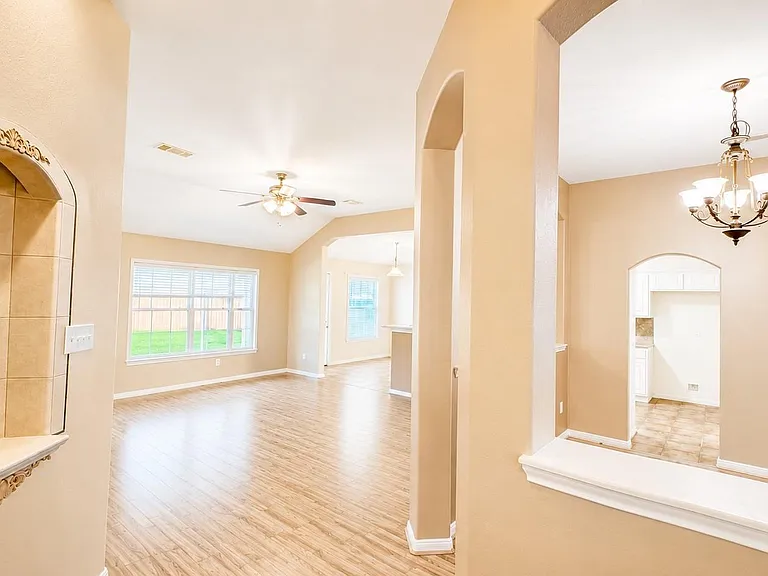 12918 Stratford Mill Ln — Photo 2