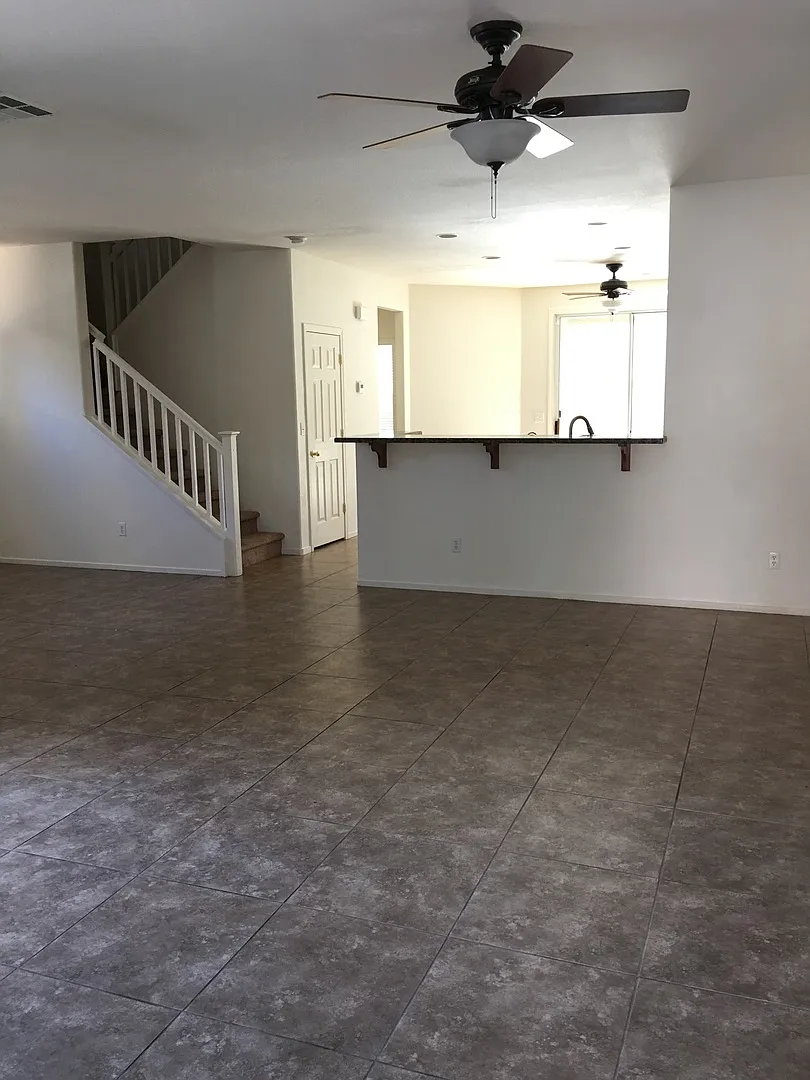 Beautiful 4 bedroom home in SW! — Photo 2