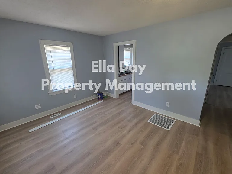 1002 S Topeka Ave — Photo 3