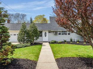 2 Dragon Ln, Wantagh, NY 11793
