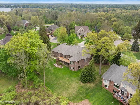 1181 Iroquois Trl, Oxford, MI 48371