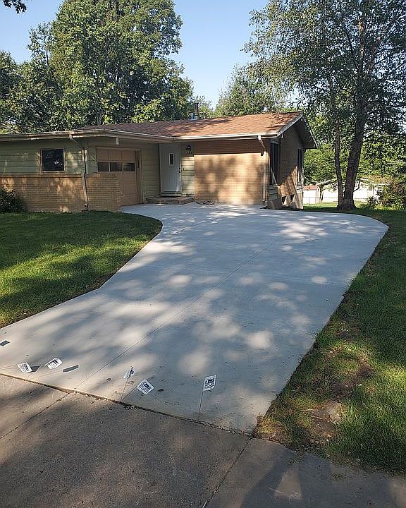1st image of 7326 York Ln