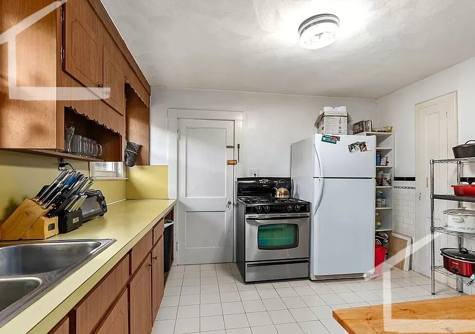 8/1 Huge 3BR near Green Line w/EIK, pantry, yard, dining room — Photo 4