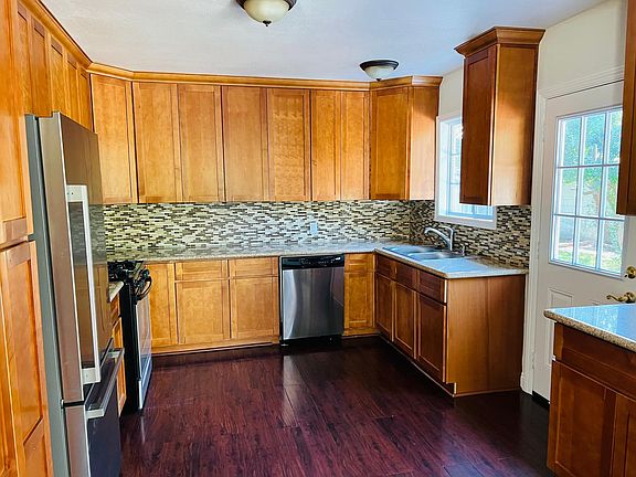 2nd image of 4052 Overland St