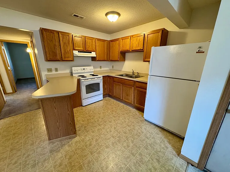 Lakeview Apartments — Photo 17