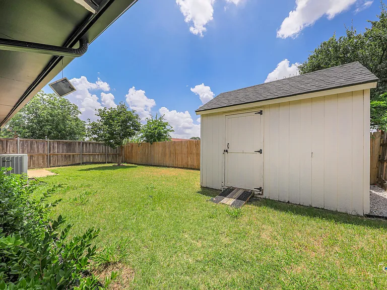 2212 Benbrook Dr — Photo 30