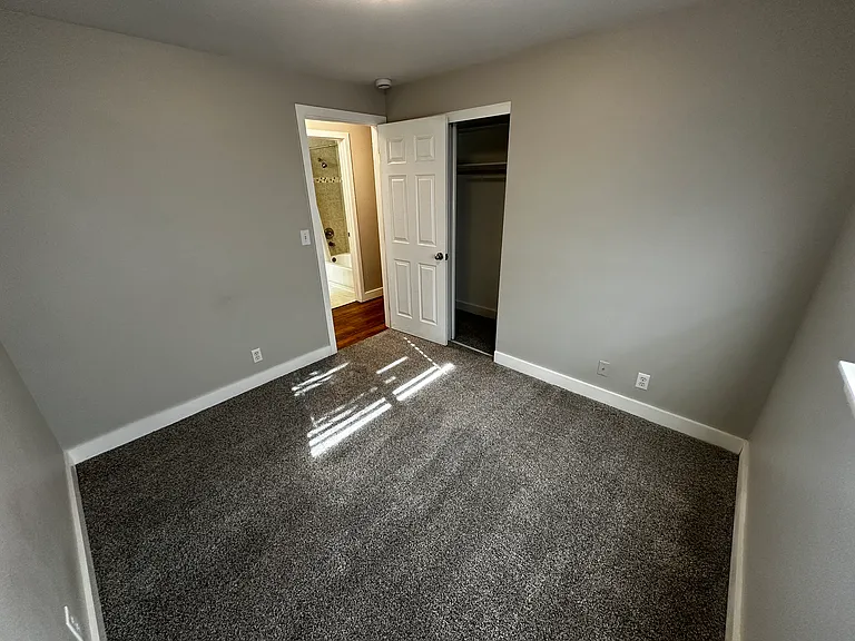 869 E Carter St — Photo 9