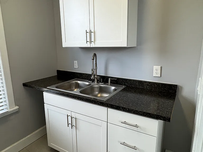 313 W 6th St #5 — Photo 12