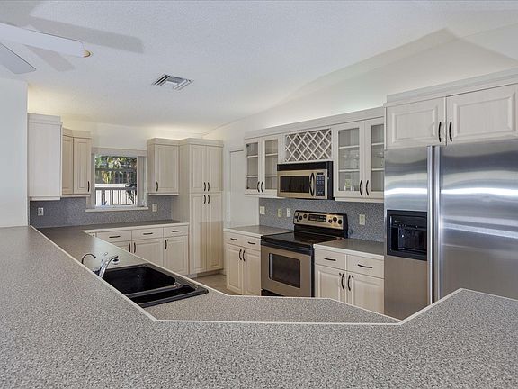 5th image of 2832 NE 25th Ct