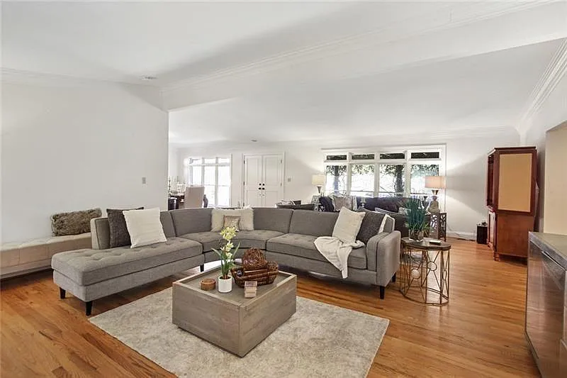 5 bed, 4.0 bath, 3762 sqft, $6,750 — Photo 3
