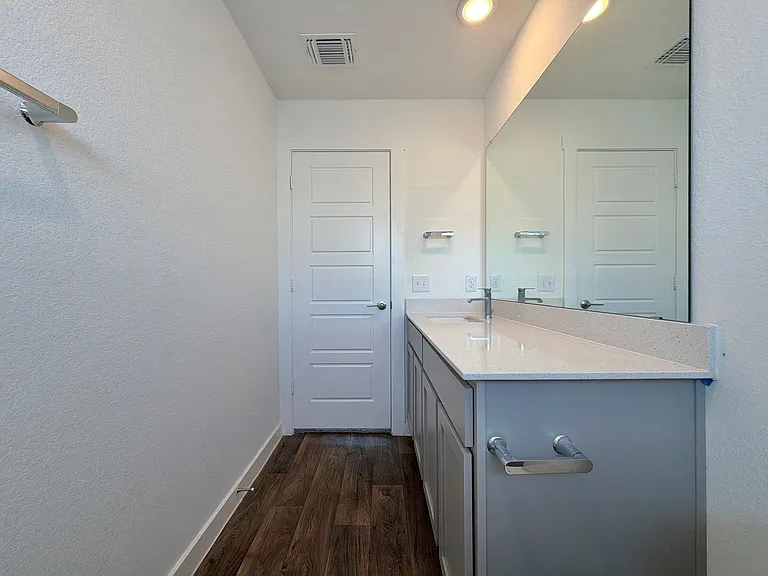 2901 Louris Ln — Photo 32