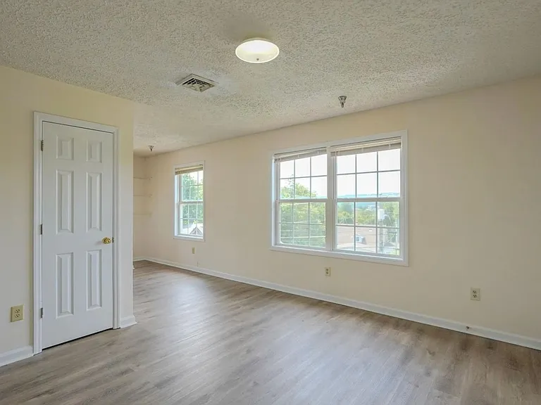 1324 N Main St — Photo 19
