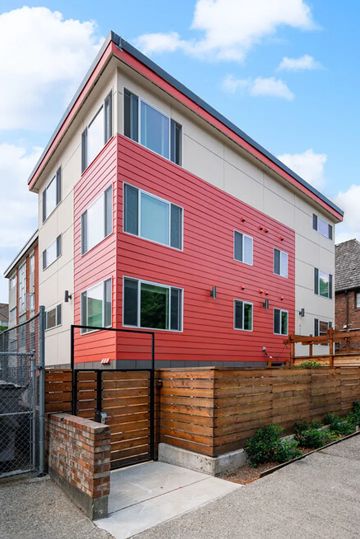 411 Harvard Ave East — Photo 1