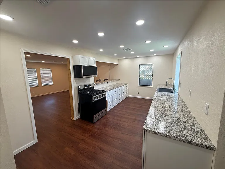 11874 Vanwood St — Photo 12