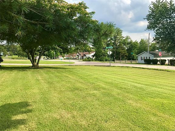 2nd image of 502 Lakeside Dr