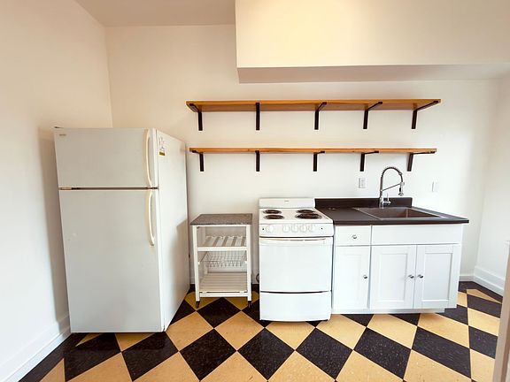 3rd image of 415 NW 21st Ave #302