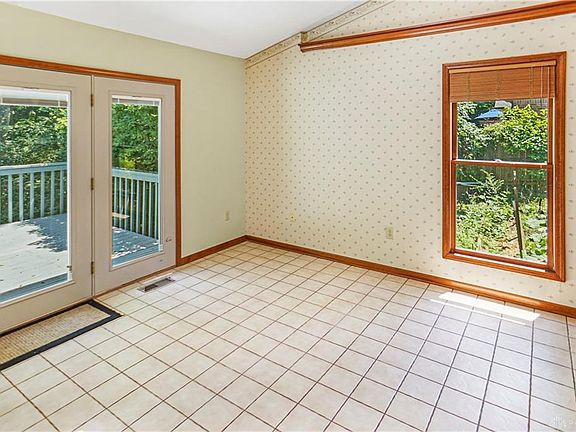 5th image of 826 Vernis Dr