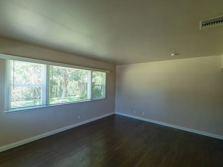 240 N Shamrock Ave — Photo 2