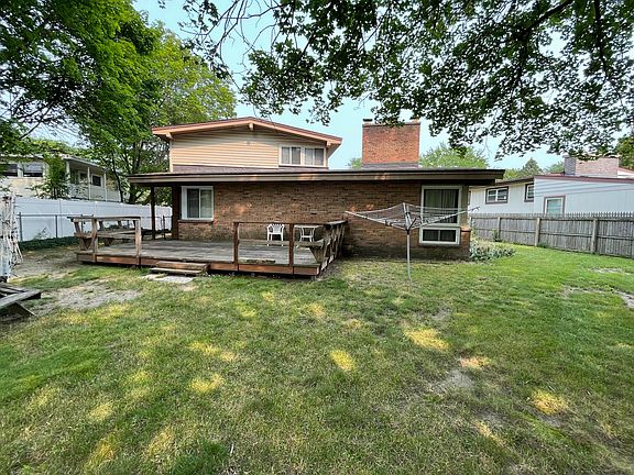 2nd image of 910 Elizabeth Ct