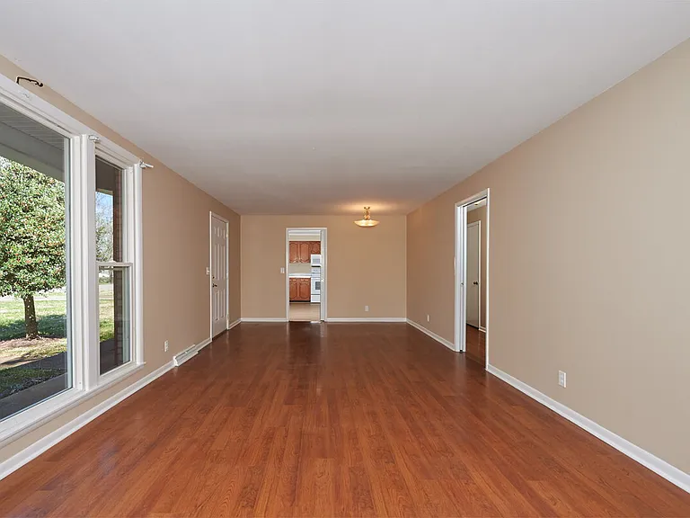 1716 Woodside Dr — Photo 2
