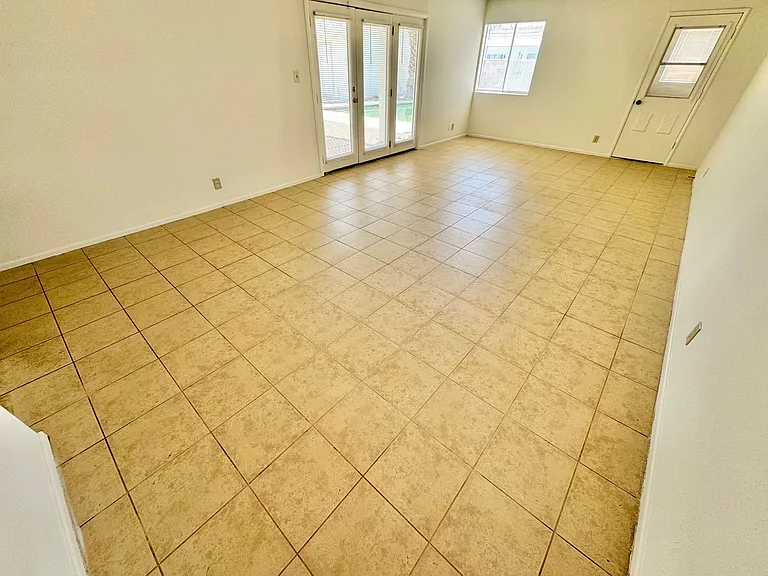 2913 Colanthe Ave — Photo 4