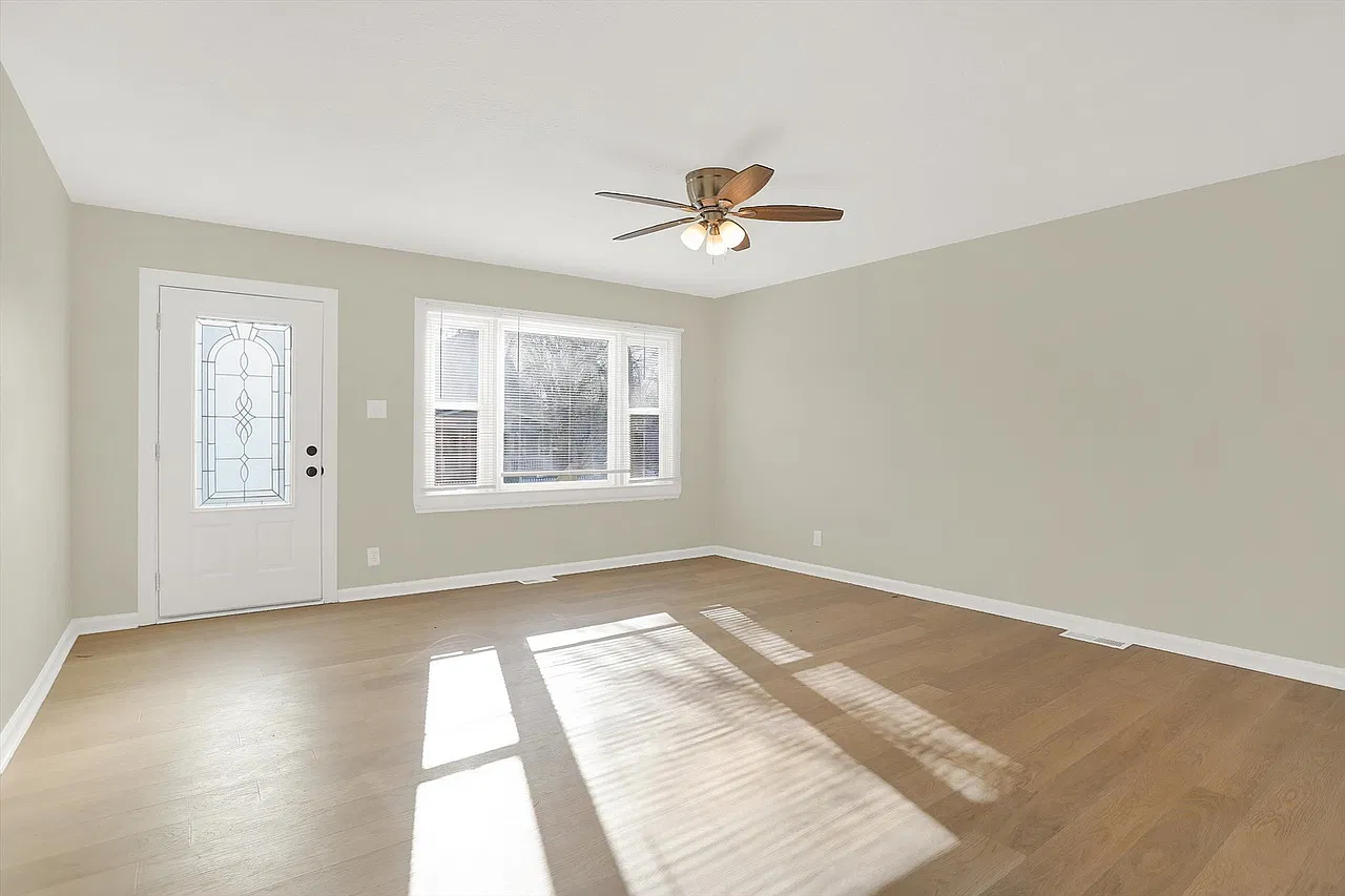 2 bed, 972 sqft, $1,500 — Photo 2