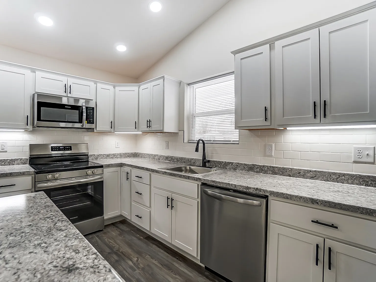 2 bed, 1008 sqft, $2,195 — Photo 2