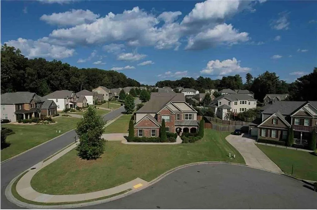 6 bed, 4.0 bath, 4249 sqft, $3,500 — Photo 2
