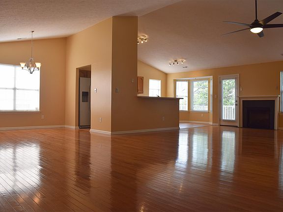 5th image of 823 McCrae Dr