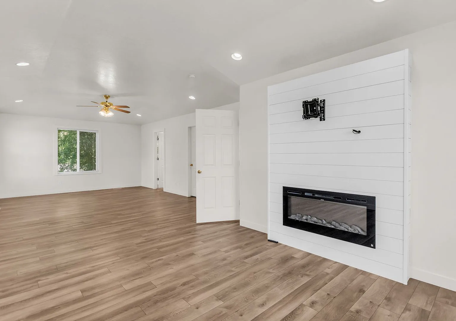 Spacious 5 Bed Kaysville Home with 3-Car Garage — Photo 2
