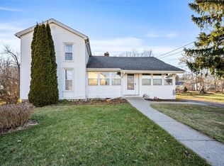 136 Hook Rd, Farmington, NY 14425