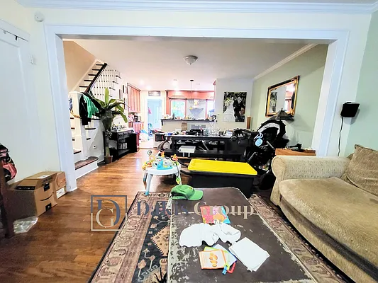 Rented by Dakis Group LLC | media 21