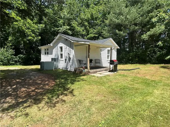 129 Walnut St, Yadkinville, NC 27055