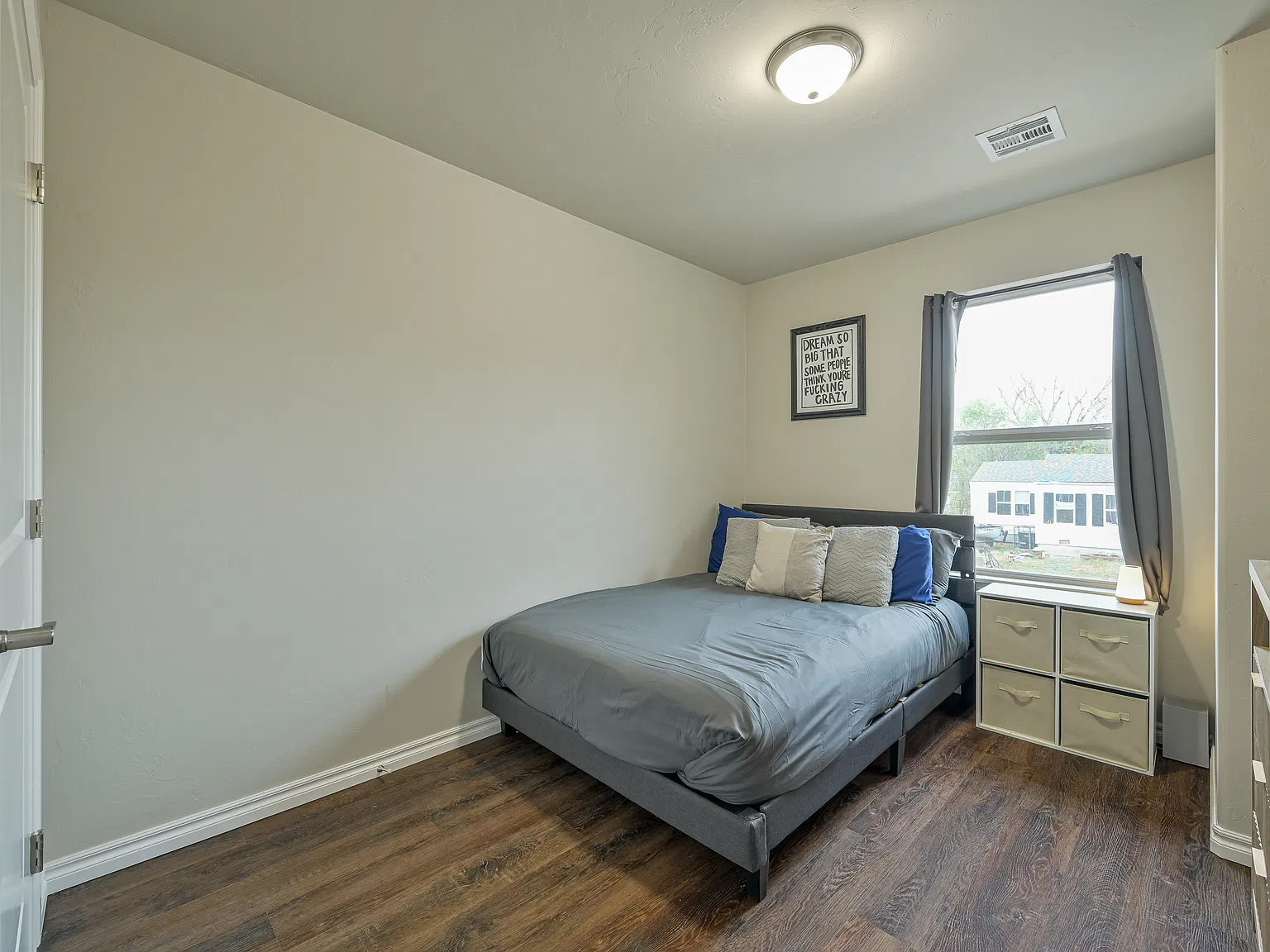 1 bed, 1.5 bath, 1250 sqft, $975 — Photo 2
