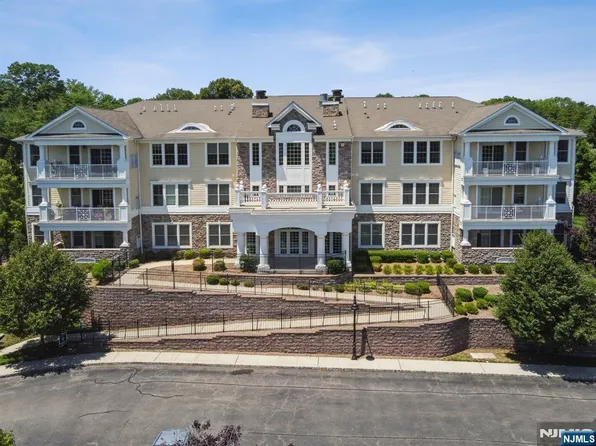 901 Four Seasons Ln, Woodcliff Lake, NJ 07677
