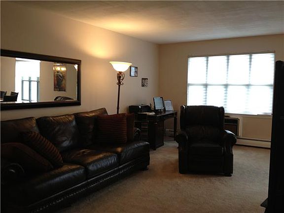 4th image of 916 Sierra Vista Ln