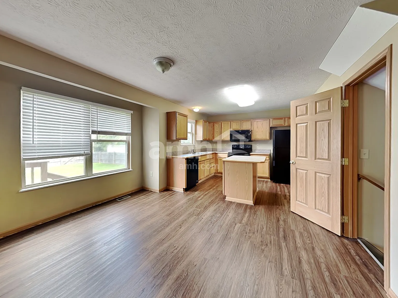 4 bed, 2.5 bath, 1734 sqft, $2,405 — Photo 4