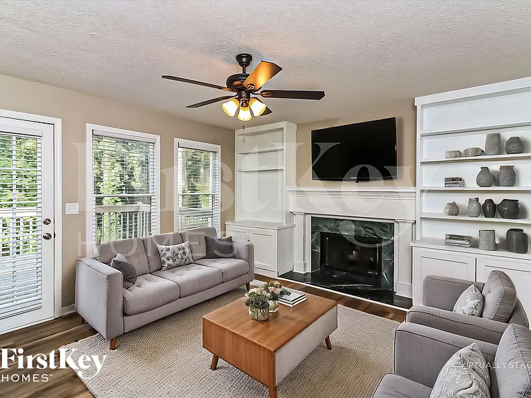 3727 Lockerbie Ln — Photo 3
