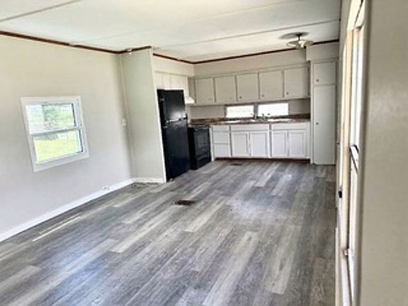 2nd image of 2333 Golfview St