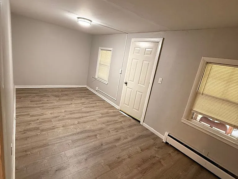 27 E Crescent St — Photo 5
