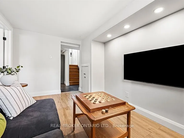 2061 Featherston Dr #2 — Photo 2