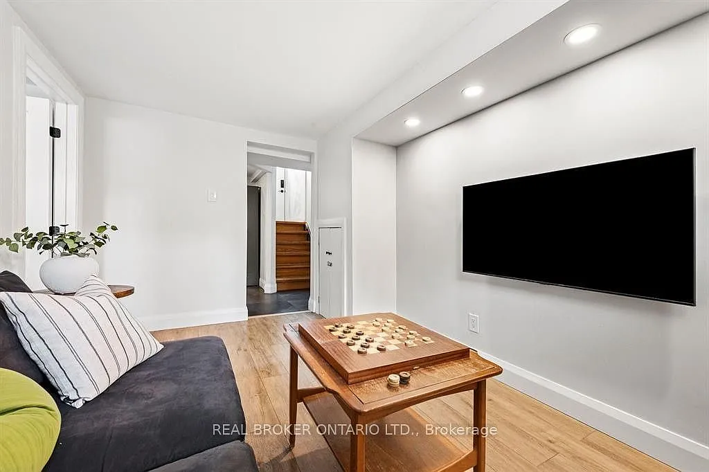 Building Photo - 2061 Featherston Dr #2
