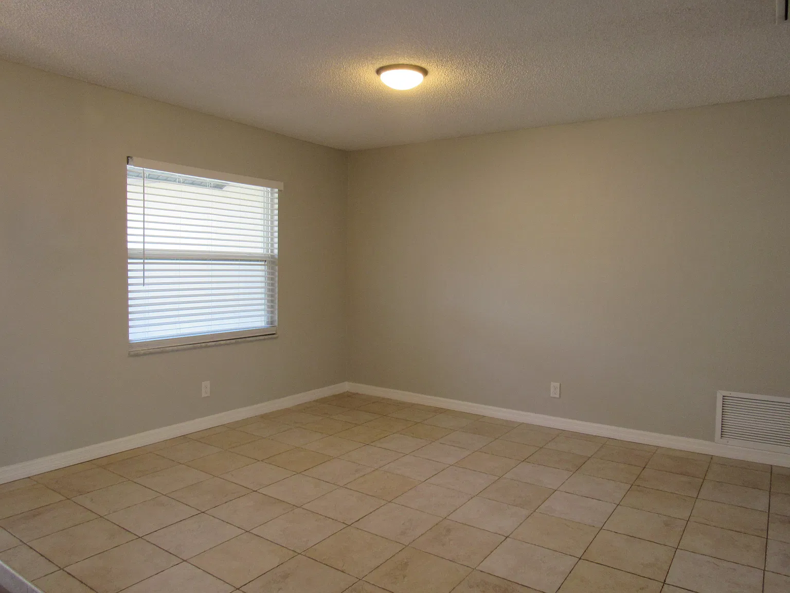 Updated 3/2 in SCHS district, pet friendly w/ large, fenced yard — Photo 4