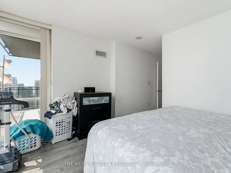 15 Fort York Blvd #4212 — Photo 11