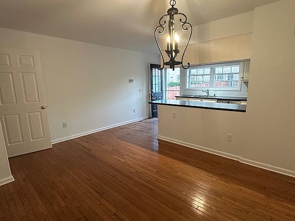 4th image of 406 Brown St