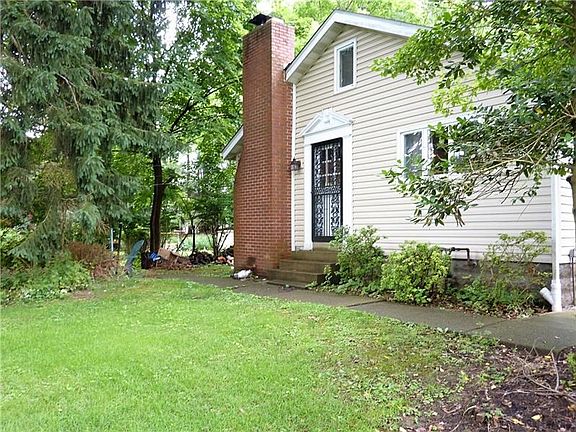 Side view of this well maintained home.