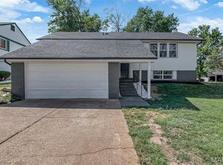 5226 Suntrail Dr, Florissant, MO 63033