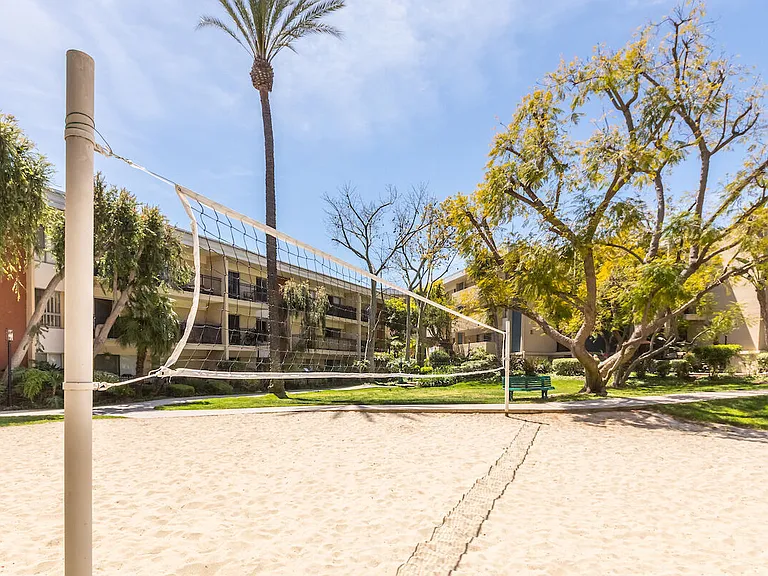 Plaza at Sherman Oaks — Photo 34
